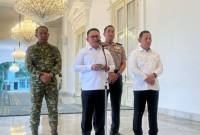 Menteri Koordinator Bidang Politik dan Keamanan Dudung Abdurachman (dua kiri) menyampaikan keterangan pers di Istana Merdeka, Jakarta, Senin (19/10/2026). (Foto: Antara/Fathur Rochman)