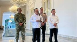 Menteri Koordinator Bidang Politik dan Keamanan Dudung Abdurachman (dua kiri) menyampaikan keterangan pers di Istana Merdeka, Jakarta, Senin (19/10/2026). (Foto: Antara/Fathur Rochman)