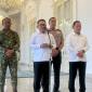 Menteri Koordinator Bidang Politik dan Keamanan Dudung Abdurachman (dua kiri) menyampaikan keterangan pers di Istana Merdeka, Jakarta, Senin (19/10/2026). (Foto: Antara/Fathur Rochman)