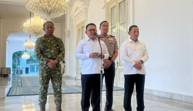 Menteri Koordinator Bidang Politik dan Keamanan Dudung Abdurachman (dua kiri) menyampaikan keterangan pers di Istana Merdeka, Jakarta, Senin (19/10/2026). (Foto: Antara/Fathur Rochman)