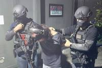 Detasemen Khusus (Densus) 88 Antiteror (AT) Polri menangkap salah seorang pelaku dugaan terorisme dalam rangkaian penegakan hukum di enam provinsi. (Foto: HO-Densus 88 AT Polri)