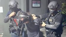 Detasemen Khusus (Densus) 88 Antiteror (AT) Polri menangkap salah seorang pelaku dugaan terorisme dalam rangkaian penegakan hukum di enam provinsi. (Foto: HO-Densus 88 AT Polri)