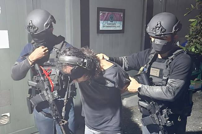 Detasemen Khusus (Densus) 88 Antiteror (AT) Polri menangkap salah seorang pelaku dugaan terorisme dalam rangkaian penegakan hukum di enam provinsi. (Foto: HO-Densus 88 AT Polri)
