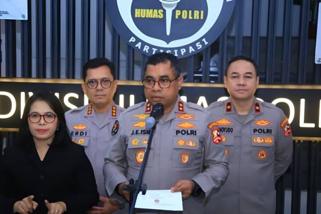 Kadiv Humas Polri Irjen Pol Johnny Eddizon Isir (kedua dari kanan). (Foto: HO-Divisi Humas Polri)

