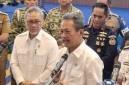 Menteri Kelautan dan Perikanan Sakti Wahyu Trenggono (kanan) memberikan keterangan kepada wartawan didampingi Menteri Koordinator Bidang Pangan Zulkifli Hasan (kiri) seusai peluncuran Satuan Tugas Pemberantasan Pengeluaran Benih Bening Lobster (Satgas P2BBL) di Jakarta, Senin (12/10/2026). (Antara/Aria Ananda)