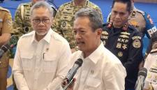 Menteri Kelautan dan Perikanan Sakti Wahyu Trenggono (kanan) memberikan keterangan kepada wartawan didampingi Menteri Koordinator Bidang Pangan Zulkifli Hasan (kiri) seusai peluncuran Satuan Tugas Pemberantasan Pengeluaran Benih Bening Lobster (Satgas P2BBL) di Jakarta, Senin (12/10/2026). (Antara/Aria Ananda)