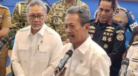 Menteri Kelautan dan Perikanan Sakti Wahyu Trenggono (kanan) memberikan keterangan kepada wartawan didampingi Menteri Koordinator Bidang Pangan Zulkifli Hasan (kiri) seusai peluncuran Satuan Tugas Pemberantasan Pengeluaran Benih Bening Lobster (Satgas P2BBL) di Jakarta, Senin (12/10/2026). (Antara/Aria Ananda)
