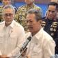 Menteri Kelautan dan Perikanan Sakti Wahyu Trenggono (kanan) memberikan keterangan kepada wartawan didampingi Menteri Koordinator Bidang Pangan Zulkifli Hasan (kiri) seusai peluncuran Satuan Tugas Pemberantasan Pengeluaran Benih Bening Lobster (Satgas P2BBL) di Jakarta, Senin (12/10/2026). (Antara/Aria Ananda)