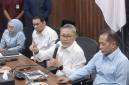 Menteri Koordinator Bidang Pangan Zulkifli Hasan (Zulhas)(tengah) memberikan keterangan seusai memimpin rapat koordinasi terbatas Koperasi Desa/Kelurahan Merah Putih (KDKMP) di Jakarta, Rabu (14/10/2026). (Foto: Antara/Aria Ananda)