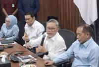 Menteri Koordinator Bidang Pangan Zulkifli Hasan (Zulhas)(tengah) memberikan keterangan seusai memimpin rapat koordinasi terbatas Koperasi Desa/Kelurahan Merah Putih (KDKMP) di Jakarta, Rabu (14/10/2026). (Foto: Antara/Aria Ananda)