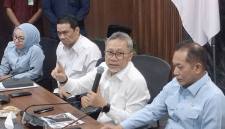 Menteri Koordinator Bidang Pangan Zulkifli Hasan (Zulhas)(tengah) memberikan keterangan seusai memimpin rapat koordinasi terbatas Koperasi Desa/Kelurahan Merah Putih (KDKMP) di Jakarta, Rabu (14/10/2026). (Foto: Antara/Aria Ananda)