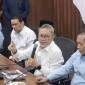 Menteri Koordinator Bidang Pangan Zulkifli Hasan (Zulhas)(tengah) memberikan keterangan seusai memimpin rapat koordinasi terbatas Koperasi Desa/Kelurahan Merah Putih (KDKMP) di Jakarta, Rabu (14/10/2026). (Foto: Antara/Aria Ananda)
