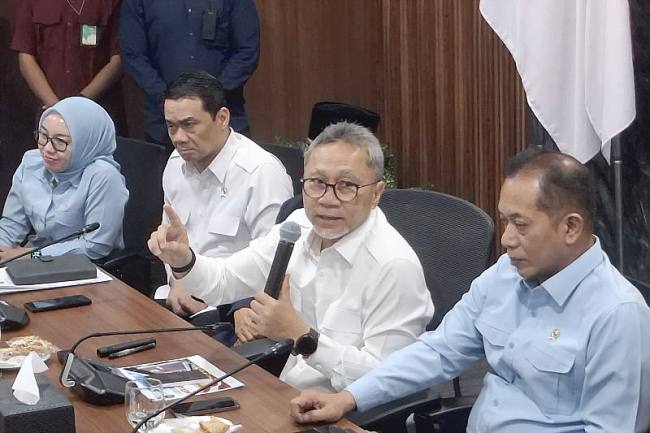 Menteri Koordinator Bidang Pangan Zulkifli Hasan (Zulhas)(tengah) memberikan keterangan seusai memimpin rapat koordinasi terbatas Koperasi Desa/Kelurahan Merah Putih (KDKMP) di Jakarta, Rabu (14/10/2026). (Foto: Antara/Aria Ananda)