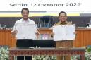 Menteri Dalam Negeri Muhammad Tito Karnavian (kanan) bersama Menteri Pertanian Andi Amran Sulaiman menandatangani Surat Edaran Bersama (SEB) tentang Pengelolaan Sarana Prasarana, serta Ketenagaan Penyuluhan Pertanian dalam rangka Swasembada Pangan Berkelanjutan di Gedung Sasanan Bhakti Praja (SBP), Kantor Kementerian Dalam Negeri, Jakarta, Senin (12/10/2026). (HO-Kemendagri)