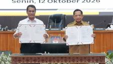 Menteri Dalam Negeri Muhammad Tito Karnavian (kanan) bersama Menteri Pertanian Andi Amran Sulaiman menandatangani Surat Edaran Bersama (SEB) tentang Pengelolaan Sarana Prasarana, serta Ketenagaan Penyuluhan Pertanian dalam rangka Swasembada Pangan Berkelanjutan di Gedung Sasanan Bhakti Praja (SBP), Kantor Kementerian Dalam Negeri, Jakarta, Senin (12/10/2026). (HO-Kemendagri)