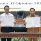 Menteri Dalam Negeri Muhammad Tito Karnavian (kanan) bersama Menteri Pertanian Andi Amran Sulaiman menandatangani Surat Edaran Bersama (SEB) tentang Pengelolaan Sarana Prasarana, serta Ketenagaan Penyuluhan Pertanian dalam rangka Swasembada Pangan Berkelanjutan di Gedung Sasanan Bhakti Praja (SBP), Kantor Kementerian Dalam Negeri, Jakarta, Senin (12/10/2026). (HO-Kemendagri)