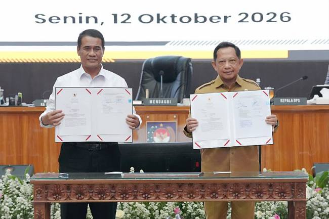 Menteri Dalam Negeri Muhammad Tito Karnavian (kanan) bersama Menteri Pertanian Andi Amran Sulaiman menandatangani Surat Edaran Bersama (SEB) tentang Pengelolaan Sarana Prasarana, serta Ketenagaan Penyuluhan Pertanian dalam rangka Swasembada Pangan Berkelanjutan di Gedung Sasanan Bhakti Praja (SBP), Kantor Kementerian Dalam Negeri, Jakarta, Senin (12/10/2026). (HO-Kemendagri)