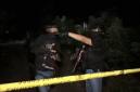 Petugas memasang garis polisi di lokasi penangkapan dia terduga teroris di Desa Tomoli Utara, Kabupaten Parigi Moutong, Sulawesi Tengah, Jumat (2/10/2026) malam. (Foto: Istimewa)