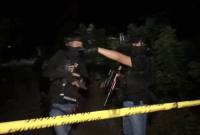 Petugas memasang garis polisi di lokasi penangkapan dia terduga teroris di Desa Tomoli Utara, Kabupaten Parigi Moutong, Sulawesi Tengah, Jumat (2/10/2026) malam. (Foto: Istimewa)