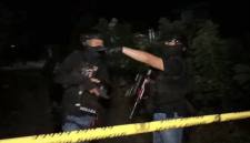 Petugas memasang garis polisi di lokasi penangkapan dia terduga teroris di Desa Tomoli Utara, Kabupaten Parigi Moutong, Sulawesi Tengah, Jumat (2/10/2026) malam. (Foto: Istimewa)