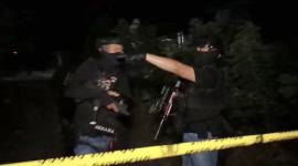 Petugas memasang garis polisi di lokasi penangkapan dia terduga teroris di Desa Tomoli Utara, Kabupaten Parigi Moutong, Sulawesi Tengah, Jumat (2/10/2026) malam. (Foto: Istimewa)