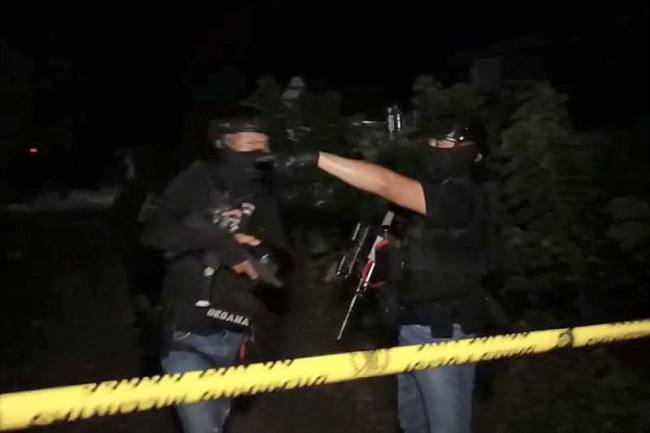 Petugas memasang garis polisi di lokasi penangkapan dia terduga teroris di Desa Tomoli Utara, Kabupaten Parigi Moutong, Sulawesi Tengah, Jumat (2/10/2026) malam. (Foto: Istimewa)