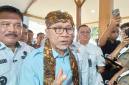 Menteri Koordinator Bidang Pangan Zulkifli Hasan dalam penyaluran bantuan pangan di Desa Kwagean, Kecamatan Loceret, Kabupaten Nganjuk, Jawa Timur, Minggu (25/10/2026).(Foto: Antara/Asmaul Chusna)