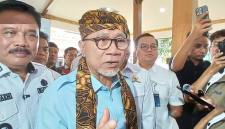 Menteri Koordinator Bidang Pangan Zulkifli Hasan dalam penyaluran bantuan pangan di Desa Kwagean, Kecamatan Loceret, Kabupaten Nganjuk, Jawa Timur, Minggu (25/10/2026).(Foto: Antara/Asmaul Chusna)