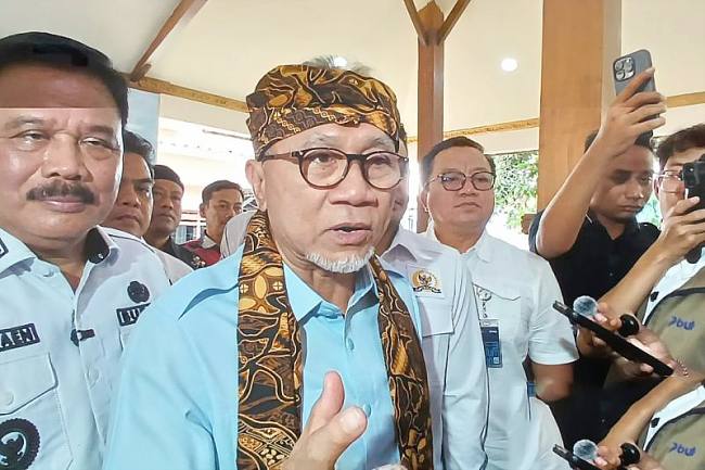 Menteri Koordinator Bidang Pangan Zulkifli Hasan dalam penyaluran bantuan pangan di Desa Kwagean, Kecamatan Loceret, Kabupaten Nganjuk, Jawa Timur, Minggu (25/10/2026).(Foto: Antara/Asmaul Chusna)