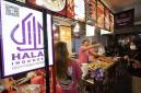 Pengunjung memilih sajian makanan halal yang dijual pada kegiatan Gebyar Kuliner Jakarta Halal Viral di Kota Kediri, Jawa Timur, Minggu (19/7/2026). (Foto: HO-Antara)