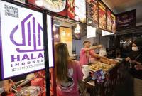 Pengunjung memilih sajian makanan halal yang dijual pada kegiatan Gebyar Kuliner Jakarta Halal Viral di Kota Kediri, Jawa Timur, Minggu (19/7/2026). (Foto: HO-Antara)