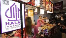 Pengunjung memilih sajian makanan halal yang dijual pada kegiatan Gebyar Kuliner Jakarta Halal Viral di Kota Kediri, Jawa Timur, Minggu (19/7/2026). (Foto: HO-Antara)