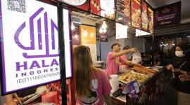 Pengunjung memilih sajian makanan halal yang dijual pada kegiatan Gebyar Kuliner Jakarta Halal Viral di Kota Kediri, Jawa Timur, Minggu (19/7/2026). (Foto: HO-Antara)