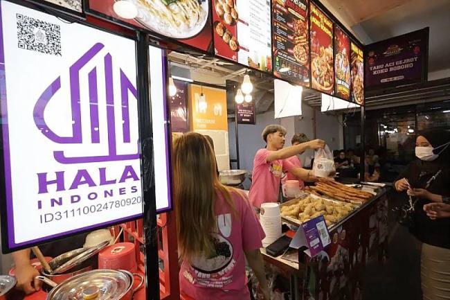 Pengunjung memilih sajian makanan halal yang dijual pada kegiatan Gebyar Kuliner Jakarta Halal Viral di Kota Kediri, Jawa Timur, Minggu (19/7/2026). (Foto: HO-Antara)