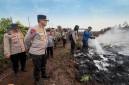 Kapolda Kalteng Irjen Pol Iwan Kurniawan meninjau penanganan karhutla di Simpang Kandan, Kabupaten Kotawaringin Timur, Selasa (27/10/2026). (Foto: Dokpri)