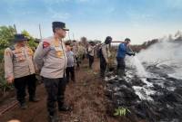 Kapolda Kalteng Irjen Pol Iwan Kurniawan meninjau penanganan karhutla di Simpang Kandan, Kabupaten Kotawaringin Timur, Selasa (27/10/2026). (Foto: Dokpri)
