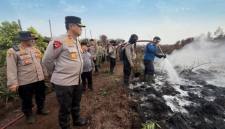 Kapolda Kalteng Irjen Pol Iwan Kurniawan meninjau penanganan karhutla di Simpang Kandan, Kabupaten Kotawaringin Timur, Selasa (27/10/2026). (Foto: Dokpri)
