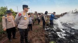 Kapolda Kalteng Irjen Pol Iwan Kurniawan meninjau penanganan karhutla di Simpang Kandan, Kabupaten Kotawaringin Timur, Selasa (27/10/2026). (Foto: Dokpri)