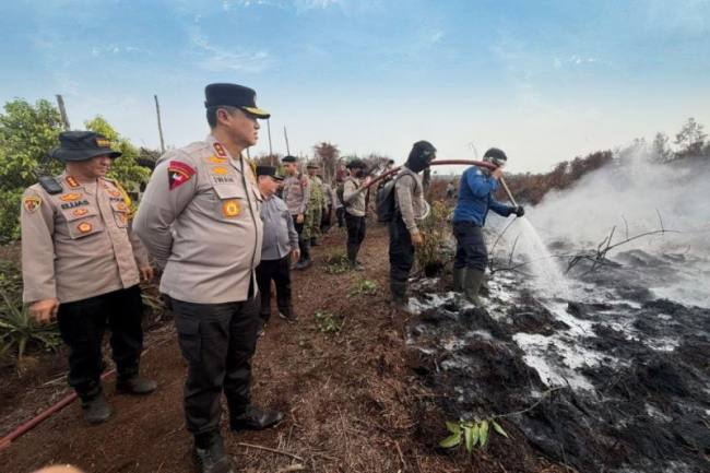 Kapolda Kalteng Irjen Pol Iwan Kurniawan meninjau penanganan karhutla di Simpang Kandan, Kabupaten Kotawaringin Timur, Selasa (27/10/2026). (Foto: Dokpri)