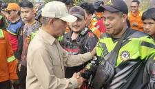 Wamenko Pangan Hanif Faisol menyapa tim pemadam kebakaran di sela apel sekaligus pemantauan penanganan karhutla di Palangka Raya, Jumat (30/10/2026). (Antara/M Arif Hidayat)
