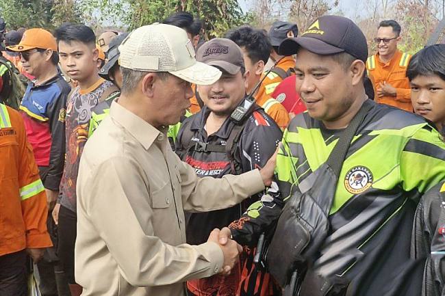 Wamenko Pangan Hanif Faisol menyapa tim pemadam kebakaran di sela apel sekaligus pemantauan penanganan karhutla di Palangka Raya, Jumat (30/10/2026). (Antara/M Arif Hidayat)
