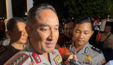 Kepala Kepolisian Negara Republik Indonesia (Kapolri) Suyudi Ario Seto menjawab pertanyaan wartawan usai Sidang Kabinet Paripurna di Kompleks Istana Kepresidenan, Jakarta, Rabu (21/10/2026) malam. (Foto: Antara/Prisca Triferna)