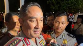 Kepala Kepolisian Negara Republik Indonesia (Kapolri) Suyudi Ario Seto menjawab pertanyaan wartawan usai Sidang Kabinet Paripurna di Kompleks Istana Kepresidenan, Jakarta, Rabu (21/10/2026) malam. (Foto: Antara/Prisca Triferna)