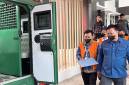 Petugas saat menggiring Kepala BKSDA Kalsel berinisial AGK bersama dua orang lain menuju mobil tahanan untuk dibawa ke Lapas Banjarbaru, Kamis (22/10/2026). (Foto: Antara)