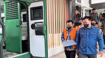 Petugas saat menggiring Kepala BKSDA Kalsel berinisial AGK bersama dua orang lain menuju mobil tahanan untuk dibawa ke Lapas Banjarbaru, Kamis (22/10/2026). (Foto: Antara)