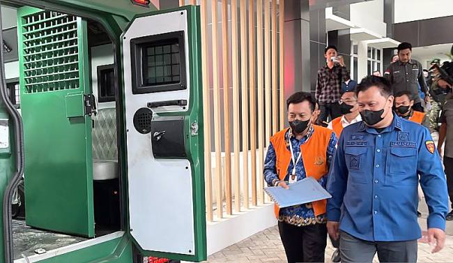 Petugas saat menggiring Kepala BKSDA Kalsel berinisial AGK bersama dua orang lain menuju mobil tahanan untuk dibawa ke Lapas Banjarbaru, Kamis (22/10/2026). (Foto: Antara)