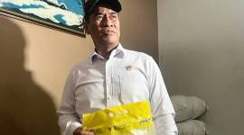 Menteri Pertanian (Mentan) Andi Amran Sulaiman bersama jajaran Polri dalam sidak di Toko/Rumah Beras Kayumanis di Jalan Kayumanis X No.46A RT 07 RW 01 Pisangan Baru Matraman Jakarta Timur, Rabu (28/10/2026). (Foto: Antara/Harianto)
