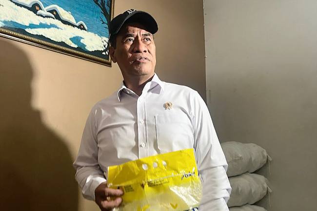 Menteri Pertanian (Mentan) Andi Amran Sulaiman bersama jajaran Polri dalam sidak di Toko/Rumah Beras Kayumanis di Jalan Kayumanis X No.46A RT 07 RW 01 Pisangan Baru Matraman Jakarta Timur, Rabu (28/10/2026). (Foto: Antara/Harianto)
