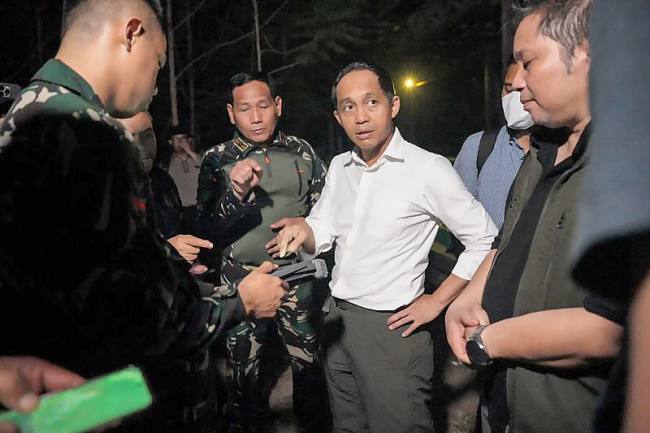 Menteri Kehutanan (Menhut) Raja Juli Antoni meninjau langsung penanganan pemadaman kebakaran hutan dan lahan (karhutla) di kawasan Taman Nasional Tanjung Puting, Kalimantan Tengah, Jumat (16/10/2026). (Foto: HO-Kemenhut RI)
