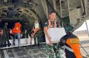 
Personel Lanud Sjamsudin Noor menurunkan dry ice yang dibawa Pesawat TNI AU. (Foto: HO-Antara)